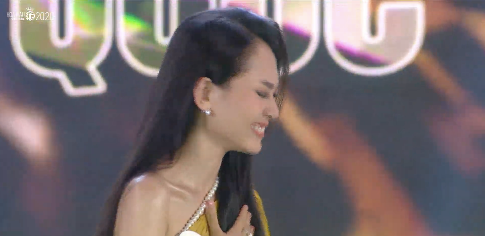 Huỳnh Nguyễn Mai Phương bật khóc khi được trao danh hiệu Người đẹp nhân ái.