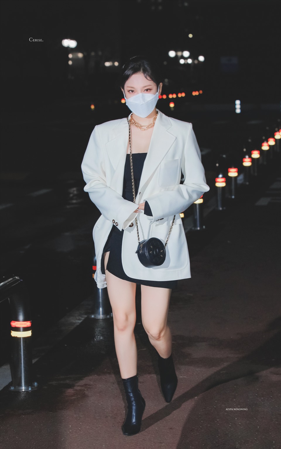 Ngày 20.11, Aespa được người hâm mộ bắt gặp trên đường đến trường quay KBS chuẩn bị cho sân khấu ra mắt tại Music Bank. Ning Ning diện áo khoác của Victoria Beckham kết hợp với túi xách Crossbody của Chanel.