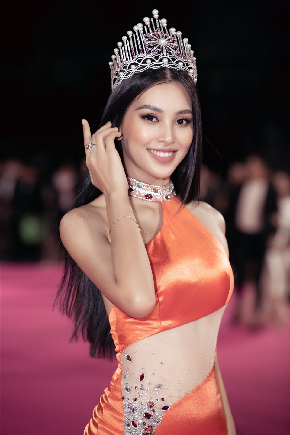 Đương kim Hoa hậu Việt Nam Trần Tiểu Vy lập tức thu hút sự chú ý