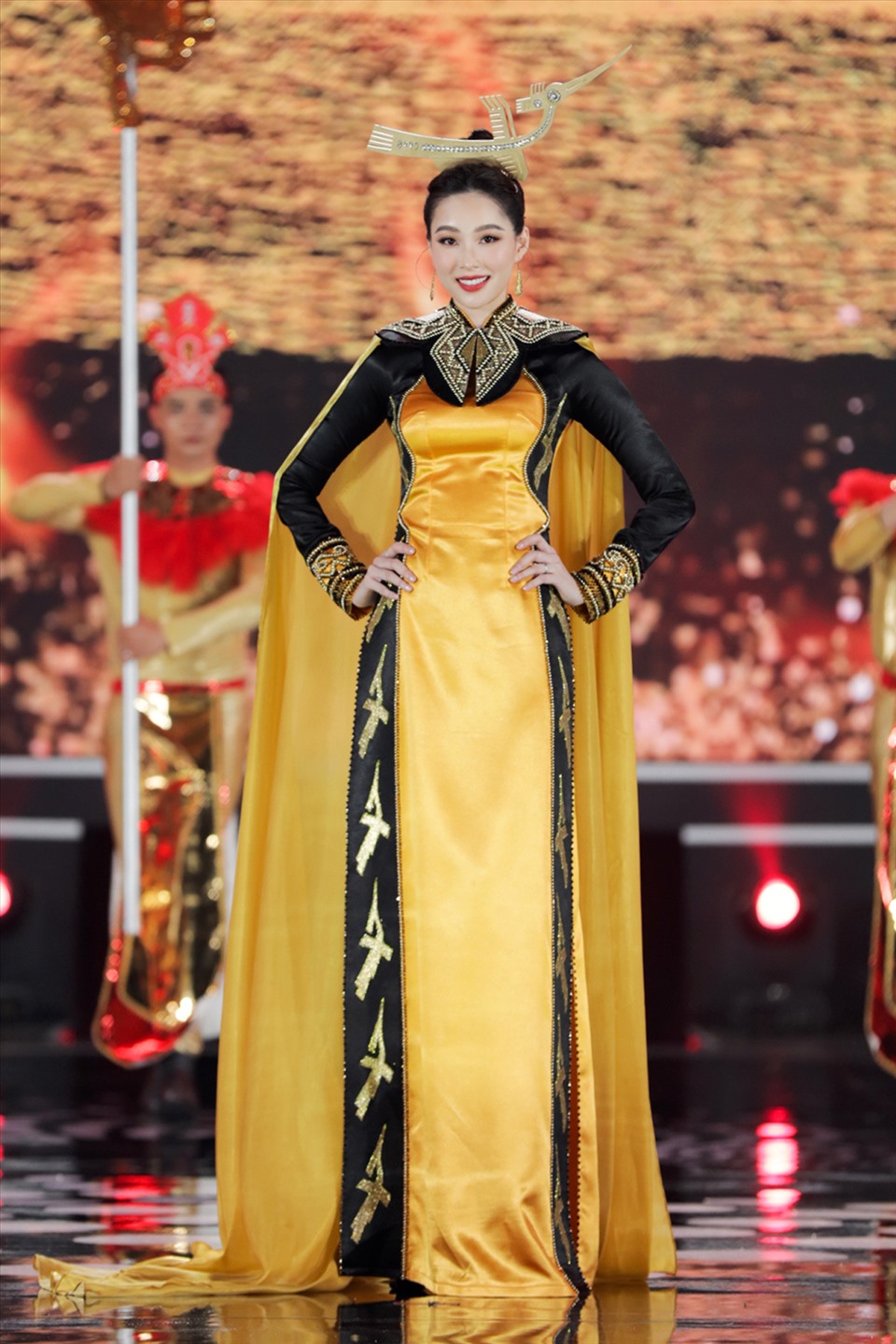 Đặc biệt, trong phần thi áo dài của các thí sinh Hoa hậu Việt Nam có sự xuất hiện của Hoa hậu Việt Nam 2012 Đặng Thu Thảo. Ảnh: Kiếng Cận.