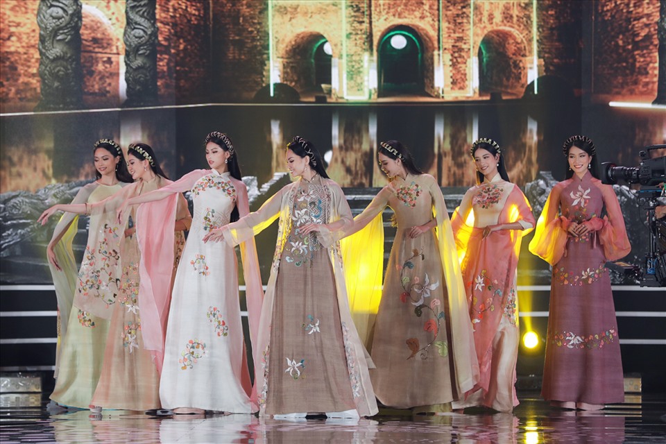 Trang phục áo dài trong đêm chung kết Hoa hậu Việt Nam 2020