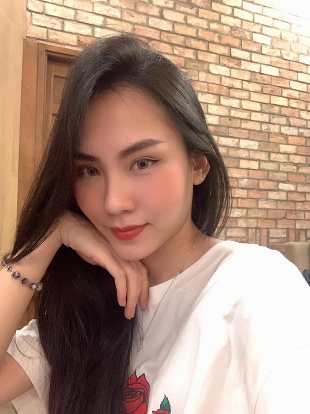 Huỳnh Nguyễn Mai Phương từng giành danh hiệu Hoa Khôi Đồng Nai năm 2018. Cô không chỉ sở hữu vẻ đẹp trong trẻo như nữ chính ngôn tình, mà còn có chiều cao vượt trội và thành tích môn tiếng Anh cực kỳ xuất sắc. Ảnh: FBNV