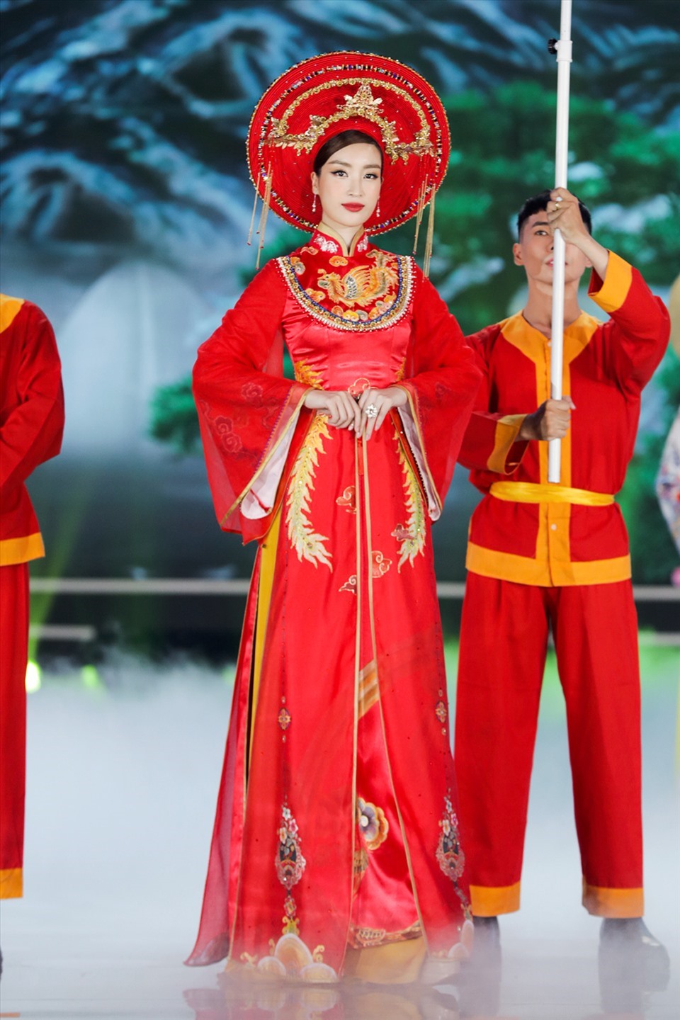 Hoa hậu Đỗ Mỹ Linh rạng ngời với trang phục áo dài lấy cảm hứng từ tín ngưỡng thờ mẫu với gam màu đỏ chủ đạo. Ảnh: Sen Vàng.