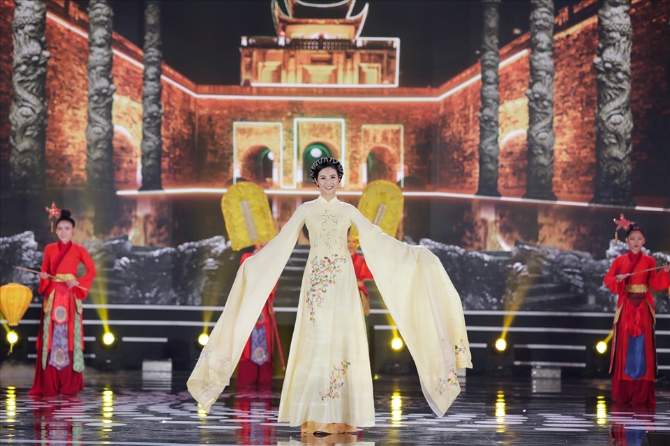 Hoa hậu Ngọc Hân trình diễn áo dài được lấy cảm hứng từ sự kiện 1.000 năm Thăng Long Hà Nội do chính tay cô thiết kế với chất liệu từ lụa tơ tằm và nhuộm thủ công. Ảnh: Sen Vàng.