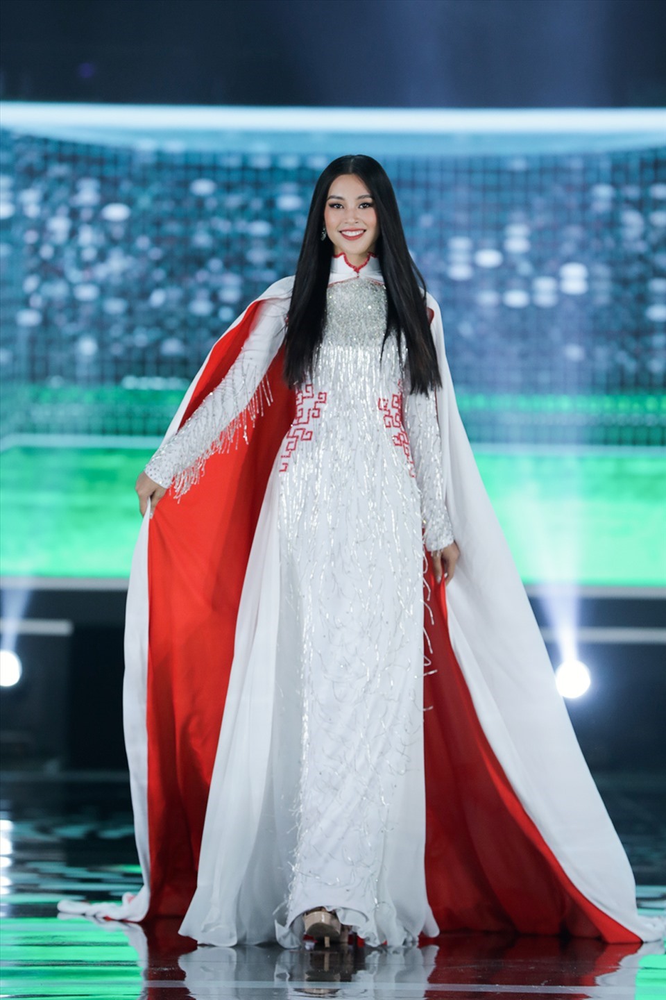 Đương kim Hoa hậu Trần Tiểu Vy tự tin sải bước trong tà áo dài được thiết kế lấy cảm hứng từ bóng đá. Ảnh: Sen Vàng.
