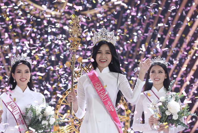 Đỗ Thị Hà đăng quang Hoa hậu Việt Nam 2020. Ảnh: Hồng Vĩnh