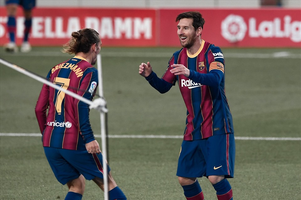 Antoine Griezmann có khó xử khi người đại diện cũ của anh chỉ trích Lionel Messi rất nặng nề? Ảnh: AFP