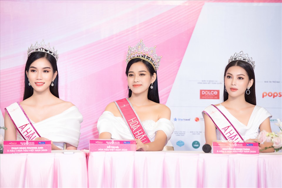 Đây cũng là lần xuất hiện chính thức đầu tiên của top 3 Hoa hậu Việt Nam 2020 với công chúng. Tại buổi họp báo, rất nhiều câu hỏi đã được đặt ra và được các cô gái trả lời thẳng thắn. Ảnh: SV.