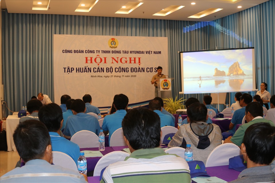 Ông Lê Văn Toàn chủ tịch CĐCS HVS phát biểu khai mạc lớp tập huấn nghiệp vụ công đoàn năm 2020. Ảnh: Phương Linh
