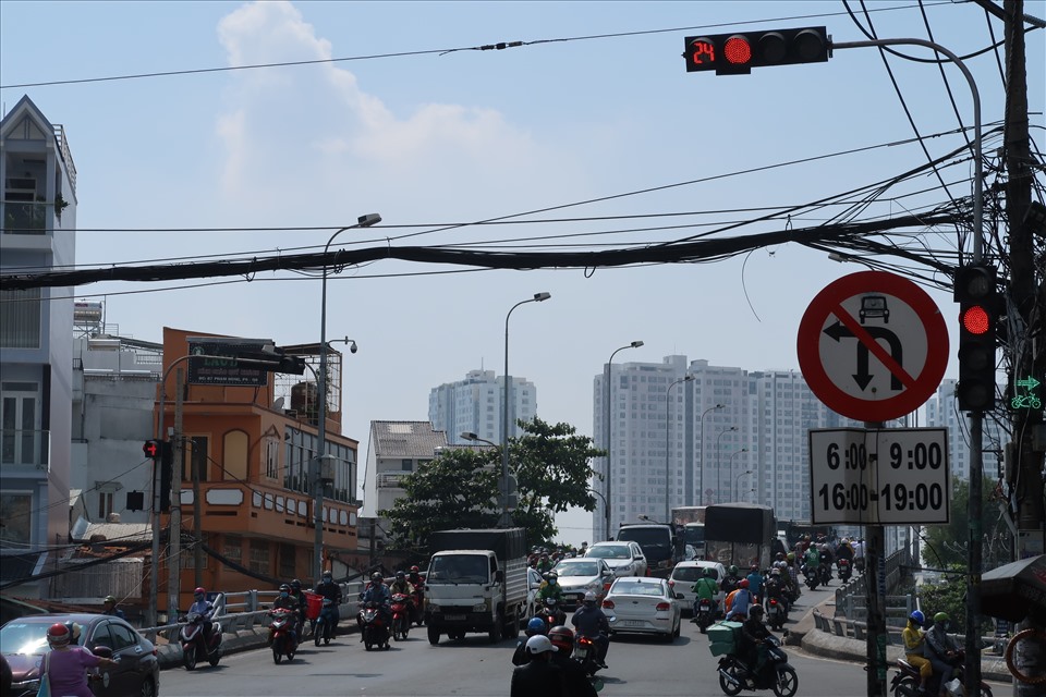  Trụ đèn tín hiệu giao thông bến dưới khu vực dốc cầu Chánh Hưng (Quận 8). Ảnh: Hữu Huy