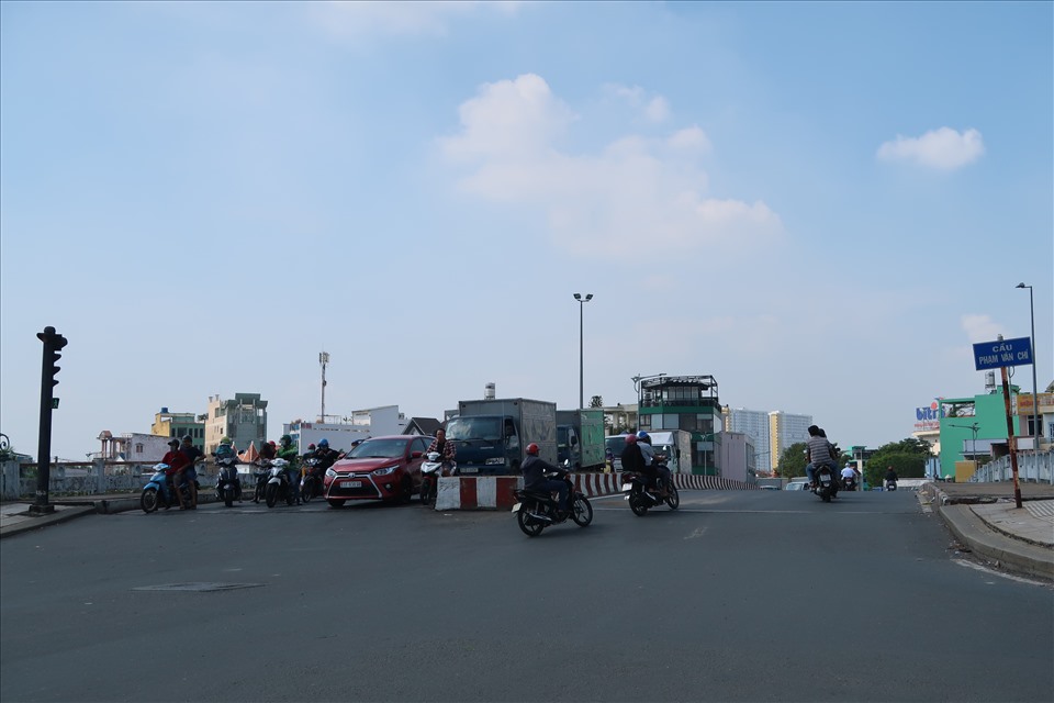 Trụ đèn tín hiệu giao thông dưới dốc cầu Phạm Văn Chí – đoạn giao với đường Lò Gốm (Quận 6, TPHCM). Ảnh: Hữu Huy