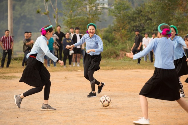 Các nàng hậu hào hứng tham gia trong trận giao hữu bóng đá với thiếu nữ Sán Chỉ. Ảnh: NSCC