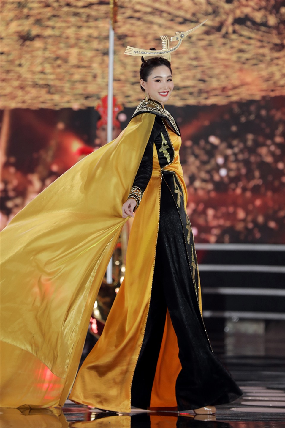 Hoa hậu Đặng Thu Thảo trình diễn áo dài nền nã cùng top 35 thí sinh chung kết Hoa hậu Việt Nam. Sau vài năm trở lại sân khấu, Hoa hậu Đặng Thu Thảo vẫn giữ được thần thái