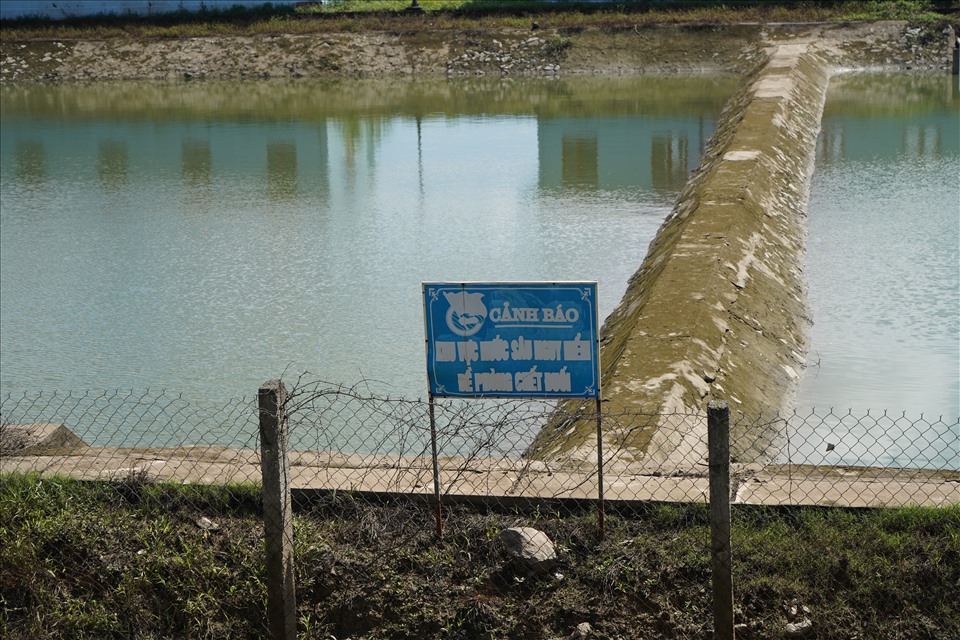 Biển cảnh báo nguy hiểm tại hồ chứa nước của nhà máy. Ảnh: QĐ