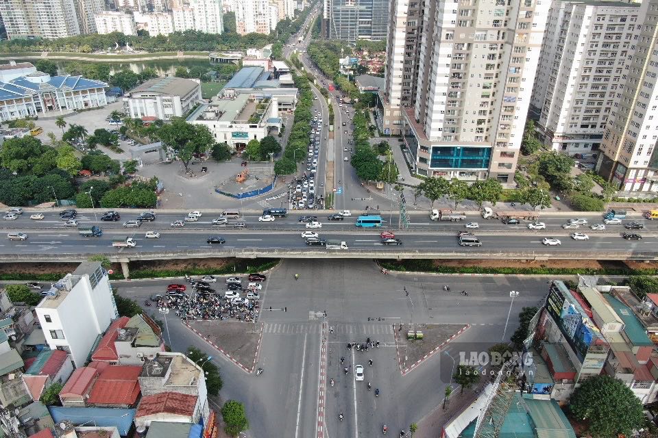 Trước đó, tháng 10.2020, dự án hầm chui trên đường Lê Văn Lương, đoạn nút giao Khuất Duy Tiến đã được khởi công. Hiện chủ đầu tư - Ban QLDA đầu tư xây dựng các công trình giao thông TP Hà Nội và các nhà thầu đang tiến hành giai đoạn 1, di chuyển công trình ngầm nổi trong phạm vi dự án.