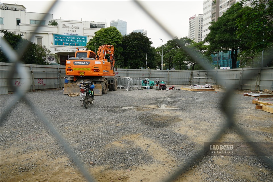 Một khu vực của dự án đã được rào chắn cứng, chuẩn bị đào ngầm theo giai đoạn 1. Sau khi hầm chui Lê Văn Lương được xây dựng, nút giao sẽ có tổng cộng 10 làn xe theo hướng Lê Văn Lương - Tố Hữu và ngược lại, thay vì 8 làn xe như hiện nay.