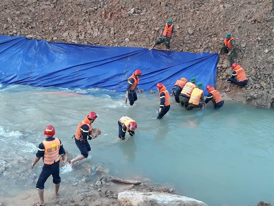 Theo kế hoạch, việc đắp đập, ngăn dòng dự kiến hoàn thành vào chiều tối 21/11, để hôm nay, 22/11, lực lượng cứu hộ, cứu nạn chuyển sang công tác thi công, đào đất lòng sông Rào Trăng đã được khoanh vùng phục vụ tìm kiếm 12 người còn mất tích.  Tuy nhiên, do mưa to vùng thượng nguồn sông Rào Trăng những ngày trước đó đã làm nước sông dâng cao, chảy xiết cuốn trôi một phần đất, đá; nên các lực lượng chức năng vẫn chưa hoàn thành ngăn dòng theo mốc thời gian, kế hoạch đặt ra.