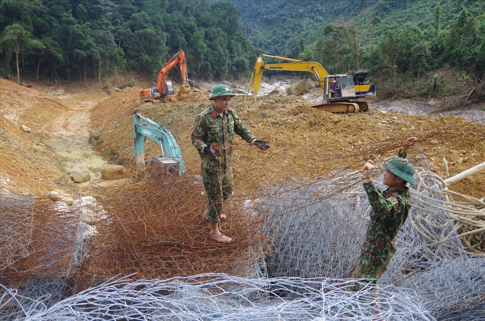 Để ngăn đập, nắn dòng được như sáng nay, trong thời gian qua Ban chỉ huy cứu nạn đã huy động tổng lực từ phương tiện, nhân lực, đào đắp hàng trăm m3 đất, đá, trên 300 rọ đá.