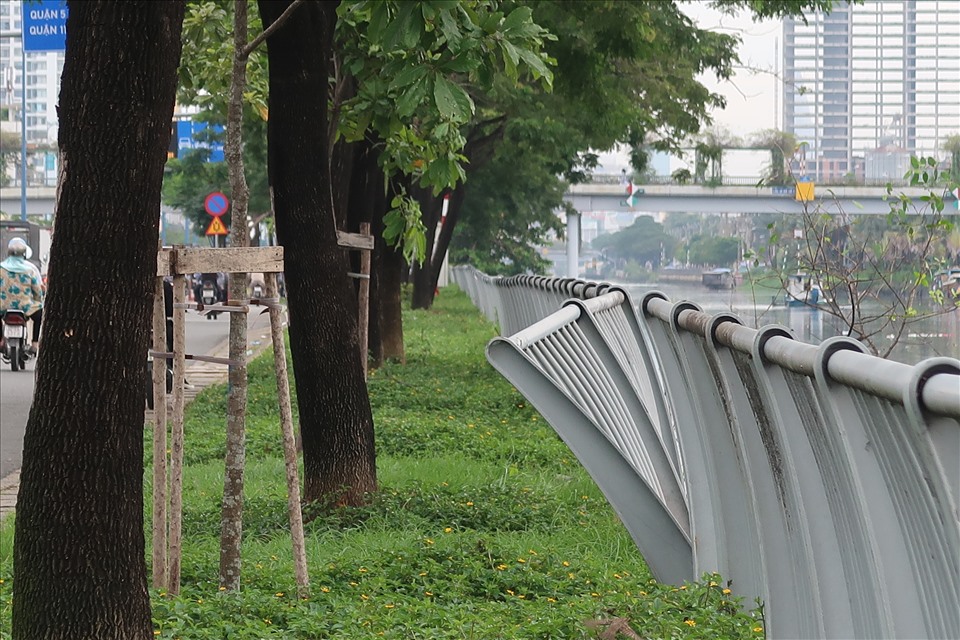 Ngoài ra, hiện nay một số đoạn lan can bờ kênh Lò Gốm - đường Võ Văn Kiệt cũng có dấu hiệu xuống cấp... Ảnh: Hữu Huy