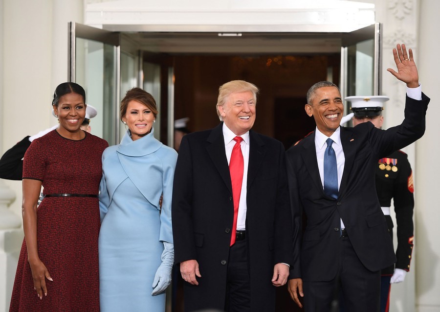 Tổng thống Barack Obama và Đệ nhất phu nhân Michelle Obama đón Tổng thống đắc cử Donald Trump cùng phu nhân Melania Trump tới Nhà Trắng ngày 20.1.2017. Ảnh: AFP