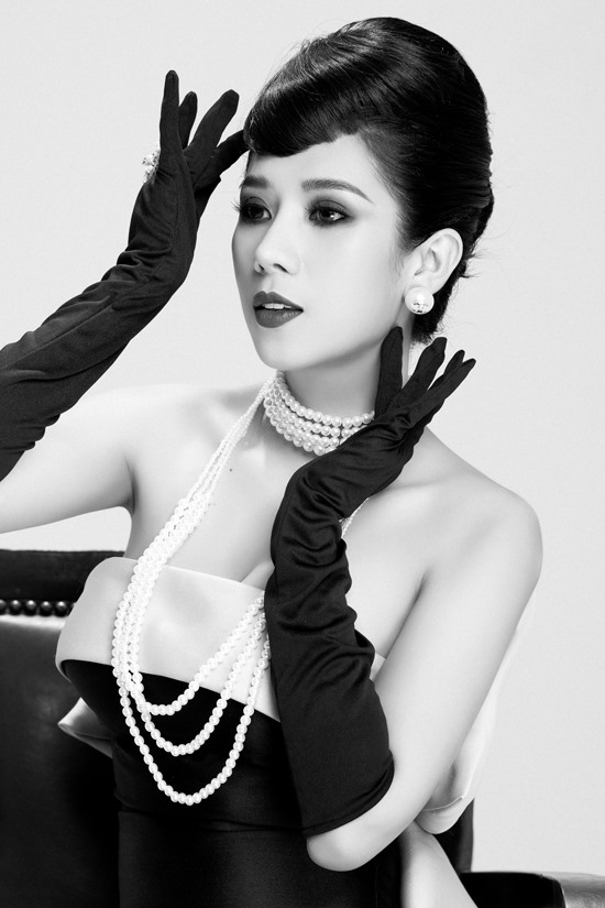 Cùng với hai mẫu váy lấy từ hình ảnh mang vẻ đẹp kinh điển của Audrey Hepburn, Dương Yến Nhung còn sử dụng nhiều phụ kiện để tăng sức hút cho từng shoot hình.