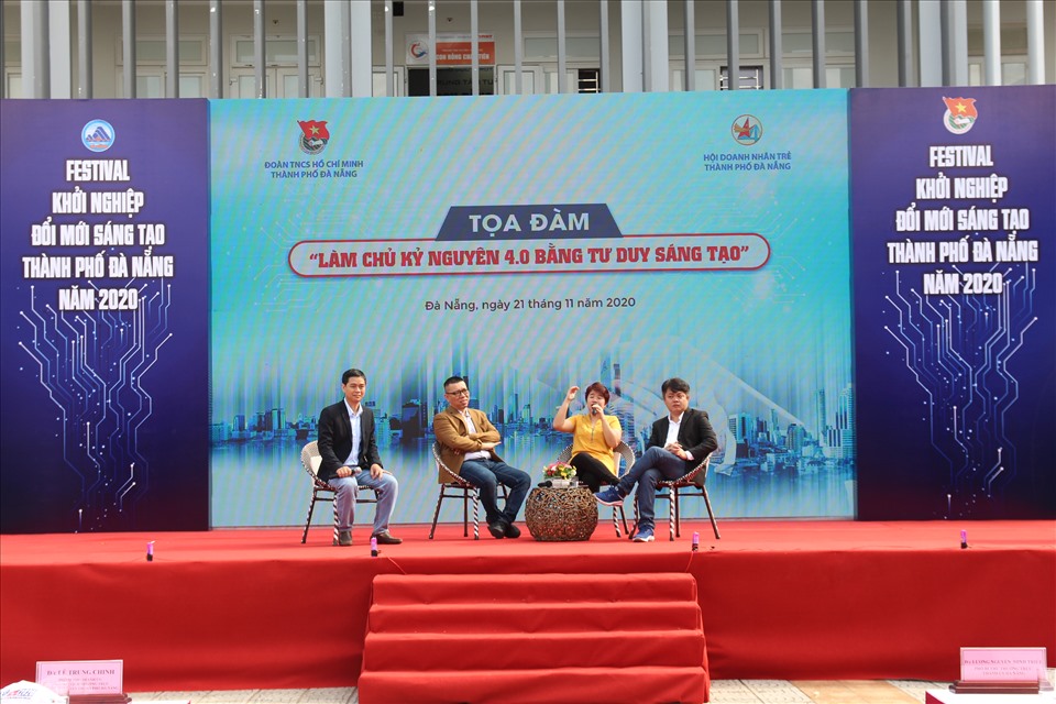Các khách mời đến từ các Doanh nghiệp trên địa bàn thành phố tham gia Tọa đàm “Làm chủ kỷ nguyên 4.0 bằng tư duy sáng tạo” tại Festival Khởi nghiệp đổi mới sáng tạo thành phố Đà Nẵng 2020.