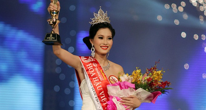 Khoảnh khắc đăng quang Hoa hậu Việt Nam 2012 của Thu Thảo.