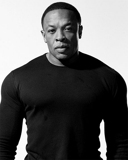 Rapper Dr.Dre còn được biết đến là một nhà sản xuất nhạc khá “mát tay”. Ảnh nguồn: Mnnet.