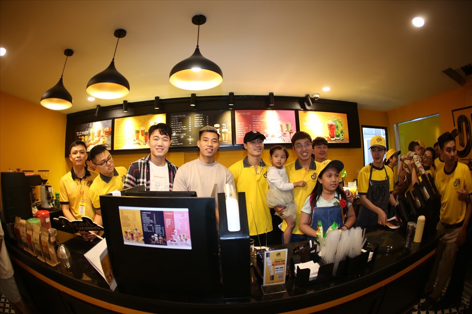 Các cầu thủ bóng đá nổi tiếng đến chúc mừng khai trương quán cà phê Ông Bầu đầu tiên tại Hải Dương