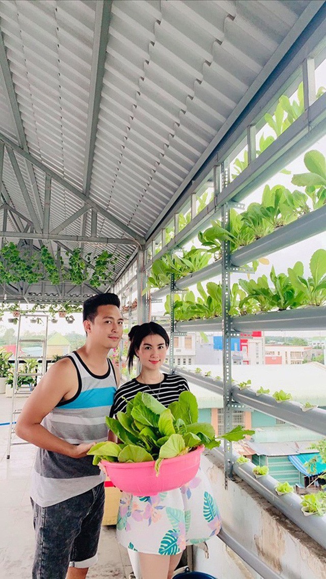 Vợ chồng Kha Ly - Thanh Duy thiết kế một vườn rau sạch trên sân thượng của nhà mới tại TP HCM.