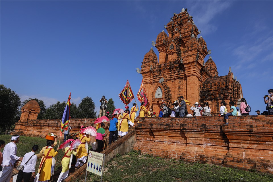 Lễ hội Katê là một trong những lễ hội đã tồn tại lâu đời trong lịch sử của người Chăm theo đạo Bà la môn, hiện nay thu hút nhiều người dân và du khách thập phương. Ảnh: PQV