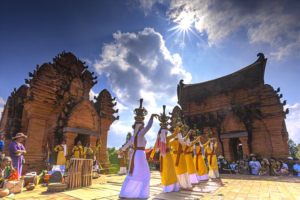 Lễ hội Katê được điểm tô bởi những bài thánh ca, những điệu múa dân gian hòa trong nền nhạc khi trầm khi bổng của đàn Kanhi, rộn ràng với tiếng trống Ginăng - Baranưng, thanh cao réo rắt của kèn Saranai và huyền bí của tiếng tù và... Ảnh: PQV