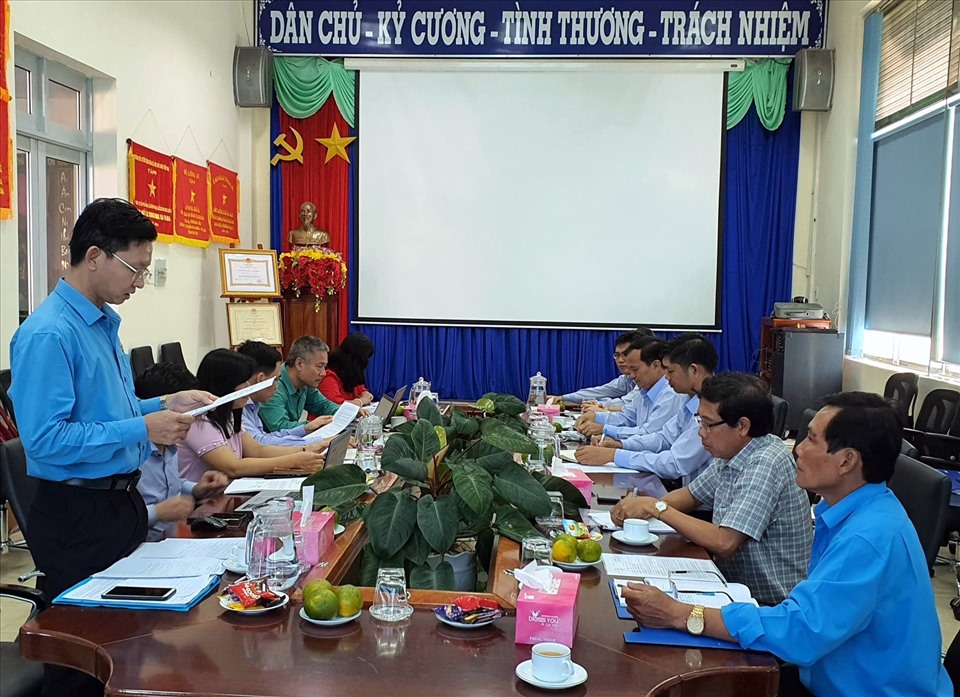 ông Huỳnh Hoàng Anh, Phó chủ tịch LĐLĐ tỉnh Bạc Liêu giới thiệu Đoàn công tác đến doanh nghiệp (ảnh Nhật Hồ)