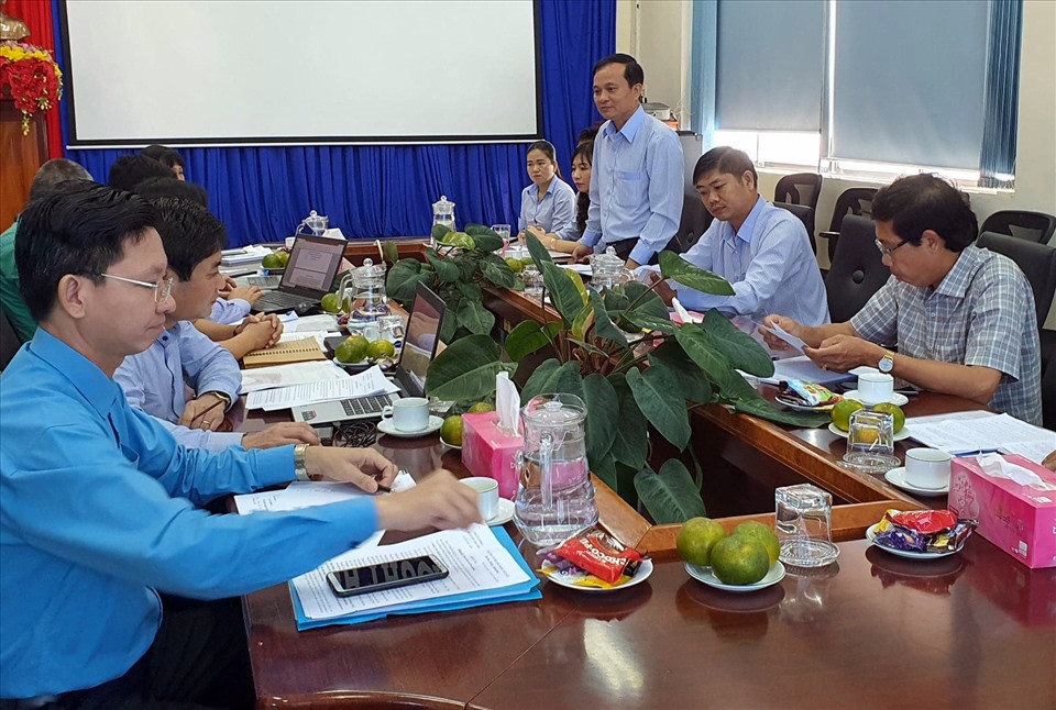 Ông Trịnh Công Vinh, Giám đốc Công ty Cổ phần Bia Sài Gòn - Bạc Liêu báo cáo với đoàn Giám sát (ảnh Nhật Hồ)