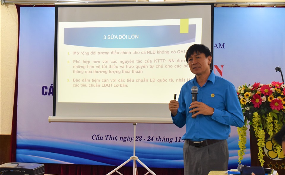 ông Lê Đình Quảng - trình bày một số nội dung sửa đổi Bộ Luật lao động năm 2019 tại hội nghị. Ảnh: Thành Nhân