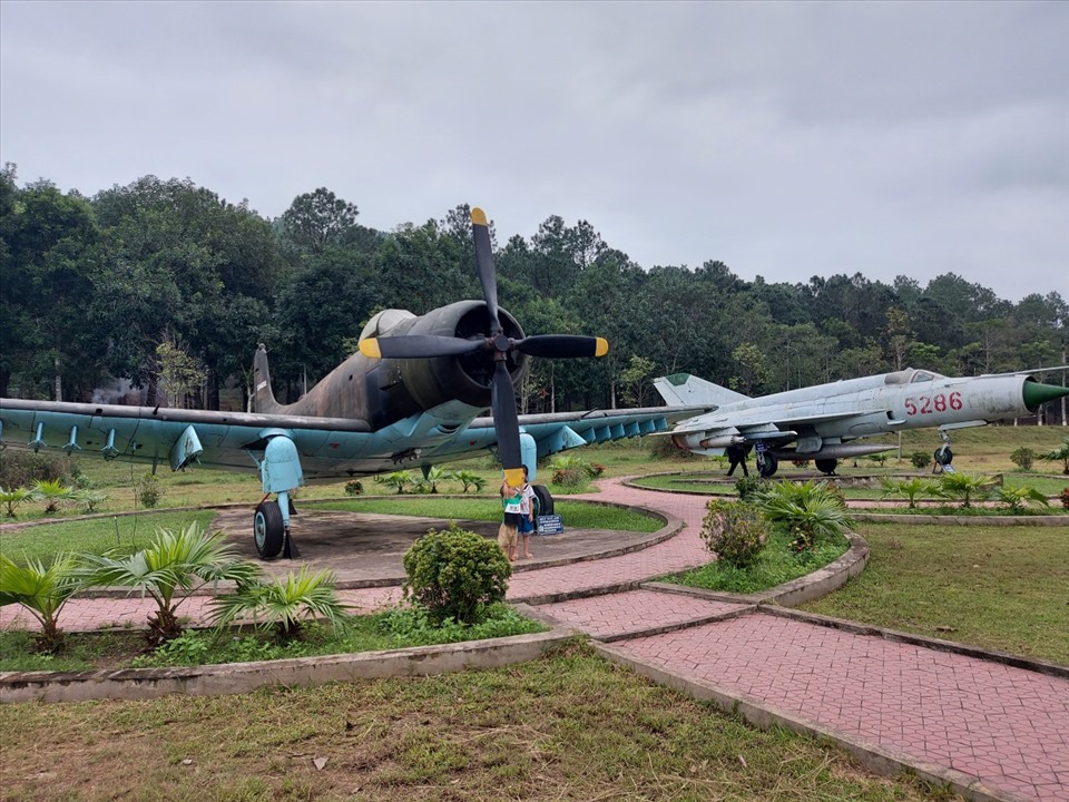 Máy bay trưng bày tại Khu di tích Ngã ba Đồng Lộc. Ảnh: TT.