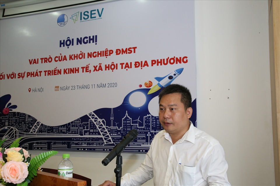 Anh Hoàng Tuấn Việt chia sẻ tại chương trình về nhiều thông tin liên quan tới khởi nghiệp. Ảnh Hải Đăng