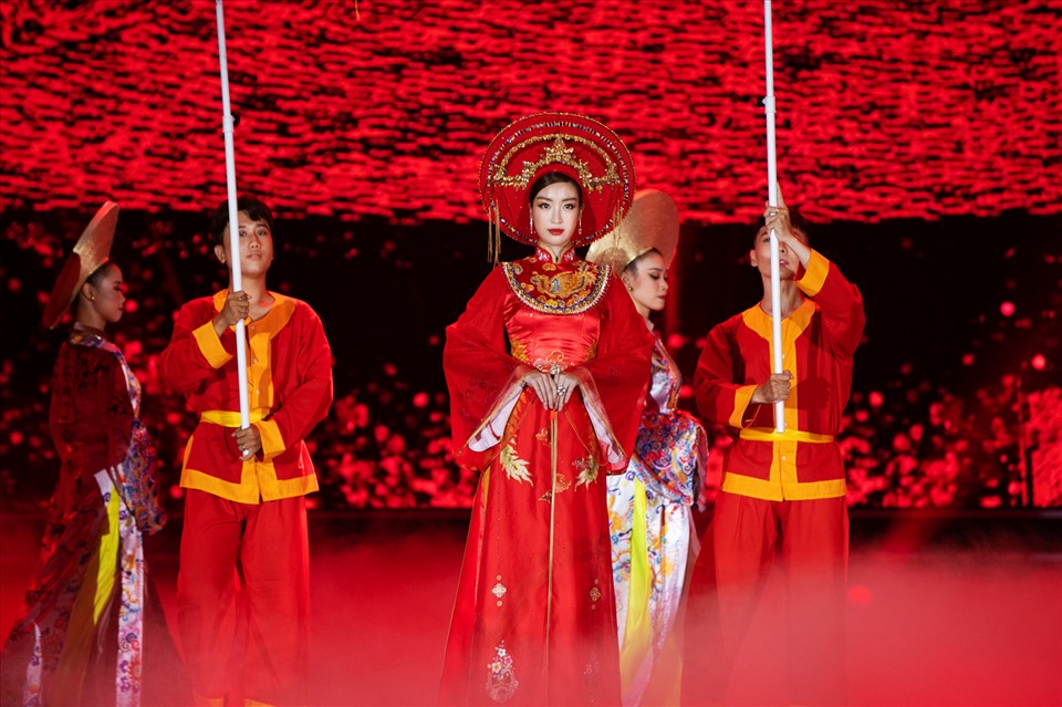 Hoa hậu Đỗ Mỹ Linh nổi bât trong bộ áo dài đỏ trên sân khấu chung kết Hoa hậu Việt Nam. Ảnh: Kiếng Cận.