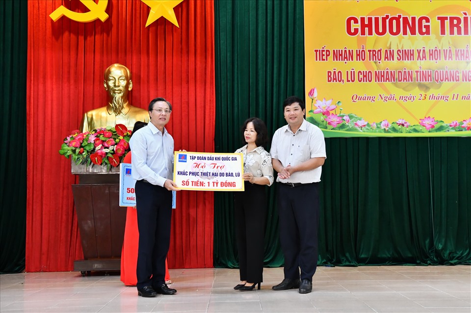 Ủy viên Ban Thường vụ Đảng ủy PVN, Tổng Giám đốc BSR Bùi Minh Tiến đại diện PVN trao biển tượng trưng hỗ trợ 1 tỷ đồng. Ảnh: BSR