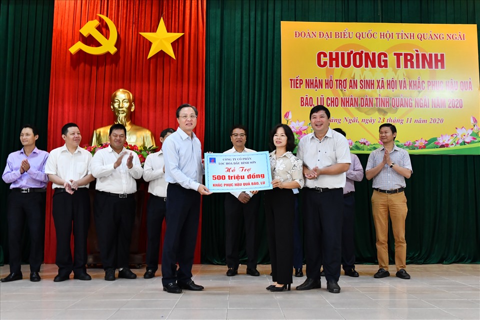 Tổng Giám đốc BSR Bùi Minh Tiến trao biển tượng trưng hỗ trợ 500 triệu đồng. Ảnh: BSR