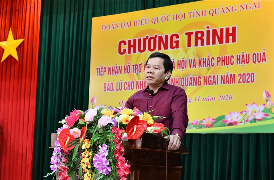 Phó Bí thư Tỉnh ủy, Chủ tịch UBND tỉnh Quảng Ngãi Đặng Văn Minh phát biểu cảm ơn các đơn vị doanh nghiệp hỗ trợ kinh phí cho tỉnh Quảng Ngãi. Ảnh: BSR