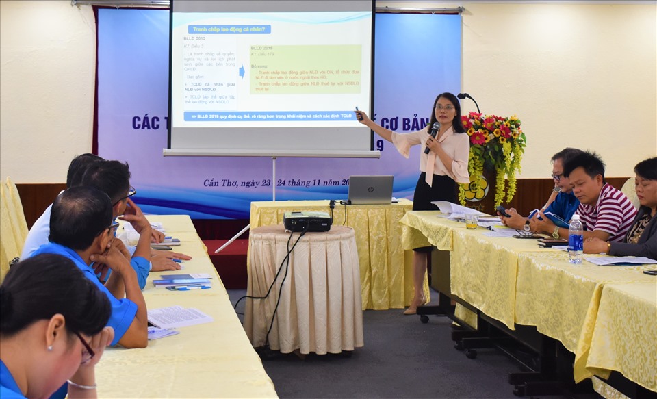 Bà Bùi Thị Thỏa - Ban Quan hệ lao động (Tổng LĐLĐ Việt Nam) - trình bày tham luận những điểm mới Bộ Luật lao động năm 2019 tại hội nghị. Ảnh: Thành Nhân