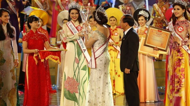 Nguyễn Thị Ngọc Anh đăng quang Hoa hậu các Dân tộc Việt Nam 2013 khi tròn 20 tuổi. Người đẹp này có nhan sắc nữ tính và lối ứng cử nhẹ nhàng nên khá được lòng khán giả thời điểm đó.