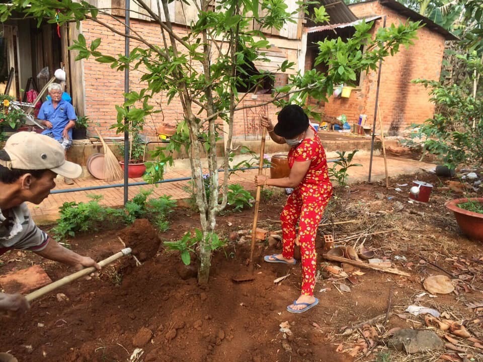 Nữ diễn viên trồng và chăm sóc cây trong khu vườn.