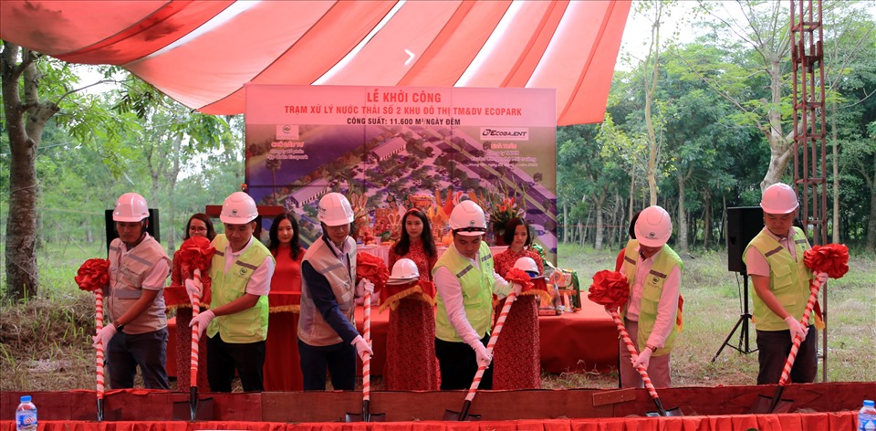 Đại diện lãnh đạo Tập đoàn Ecopark & nhà thầu Ecoba ENT thực hiện nghi lễ khởi công nhà máy xử lý nước thải thứ 4.