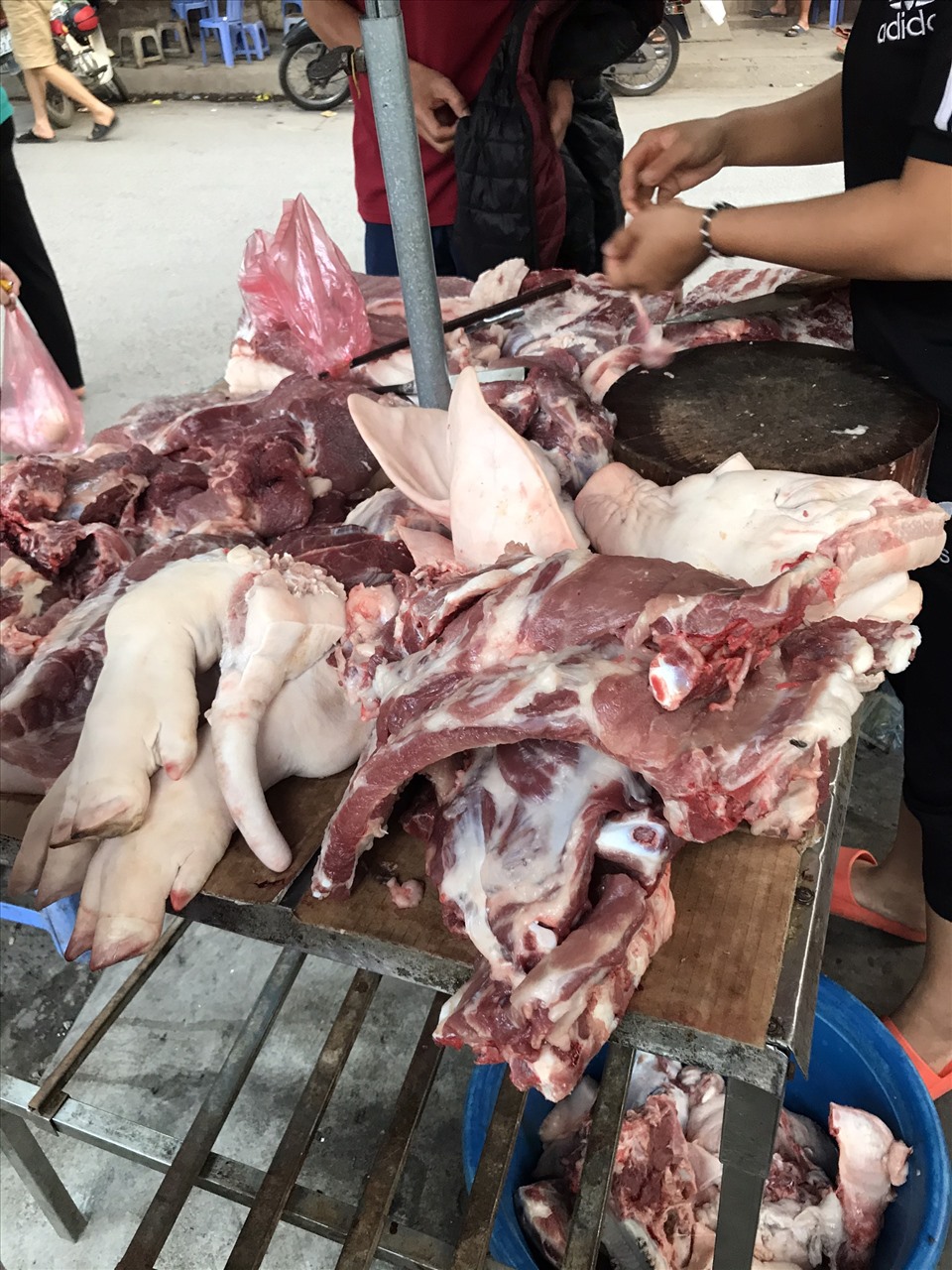 Thịt lợn giá rẻ lịch sử, chỉ còn từ 100.000 - 300.000 đồng/kg tùy loại. Ảnh: Trang Mạc