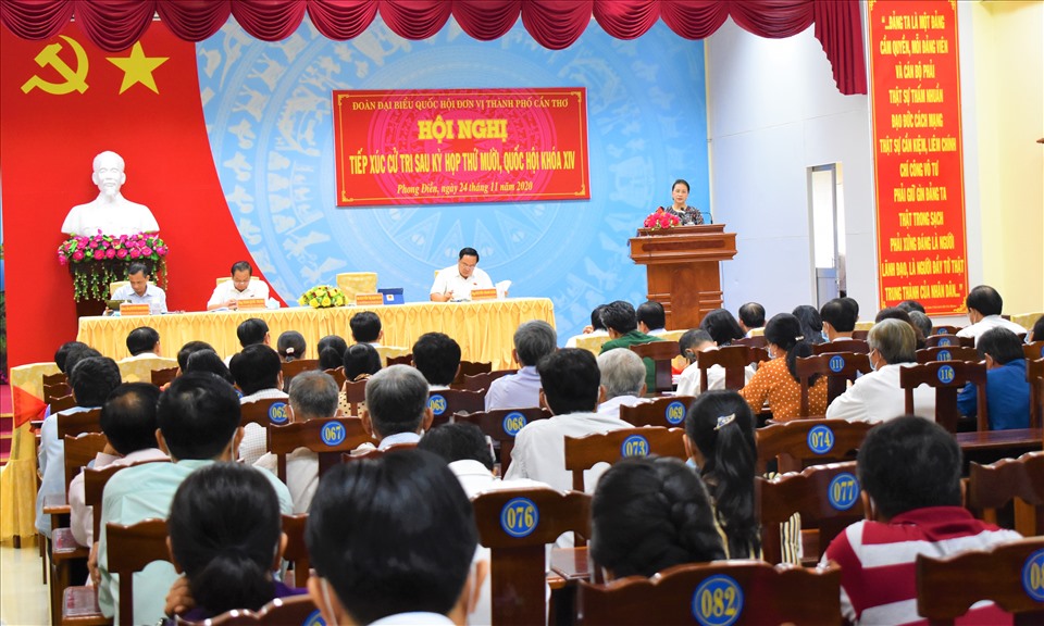 Quang cảnh tại buổi tiếp xúc cử tri tại huyện Phong Điền. Ảnh: Thành Nhân