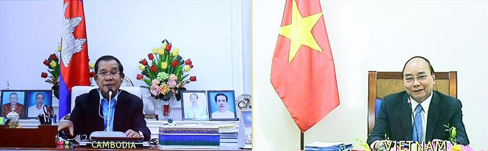 Thủ tướng Nguyễn Xuân Phúc hội đàm trực tuyến với Thủ tướng Hun Sen. Ảnh: TTXVN