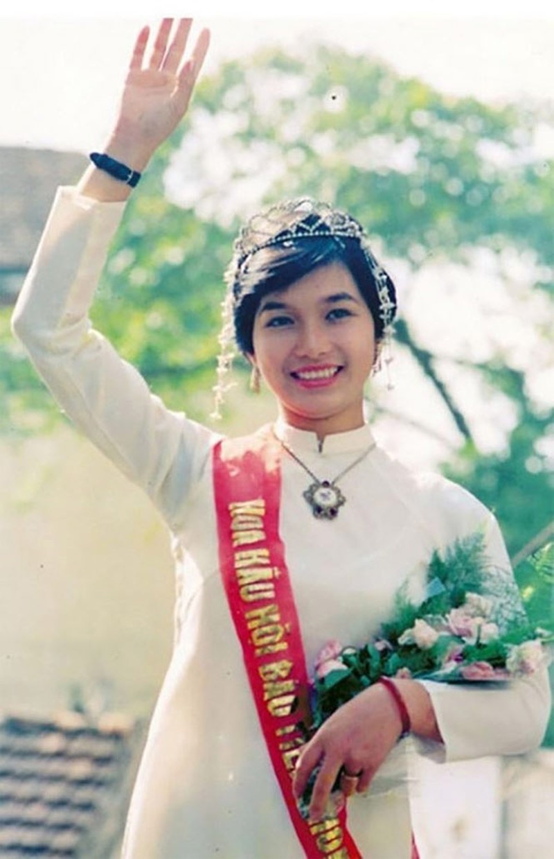 Bùi Bích Phương sinh năm 1971 tại Hà Nội. Năm 1988, Bích Phương đăng quang cuộc thi Hoa hậu lần đầu tiên tại Việt Nam. Với chiều cao khá khiêm tốn 1m58 nên cô được xem là Hoa hậu thấp nhất.  Bích Phương đăng quang khi mới 17 tuổi, đang là sinh viên năm thứ nhất của khoa tiếng Anh thuộc trường Đại học Tổng hợp.