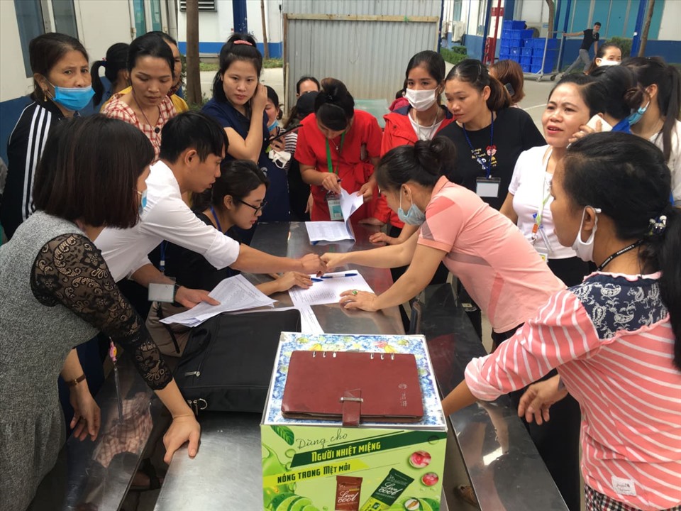Các nữ công nhân Công ty TNHH Annora Việt Nam đăng ký khám sức khỏe sinh sản. Ảnh: Q.D